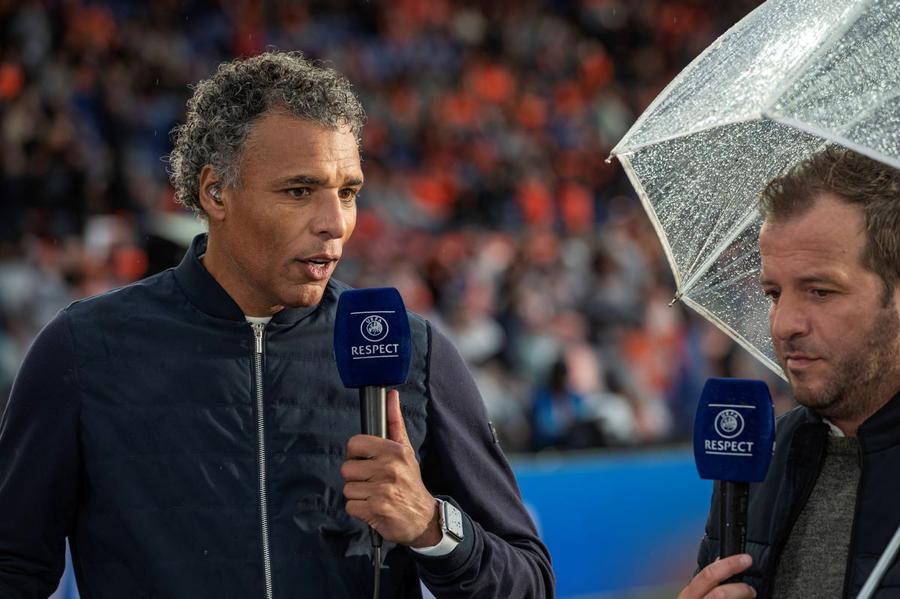 Pierre van Hooijdonk și Rafael van der Vaart au contestat la televiziunea NOS prestația arbirului german / Foto: Imago Furtună oranj » Van Dijk acuză: „Ați văzut ce a făcut arbitrul după ce a fluierat finalul? Asta vă va oferi o idee despre ce s-a întâmplat azi!”
