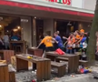 Incidente șocante înainte de Olanda - Anglia » I-au luat pe sus pe englezii de la terasele din Dortmund, au zburat pumni și scaune!