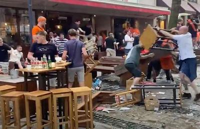 Incidente șocante înainte de Olanda - Anglia » I-au luat pe sus pe englezii de la terasele din Dortmund, au zburat pumni și scaune!