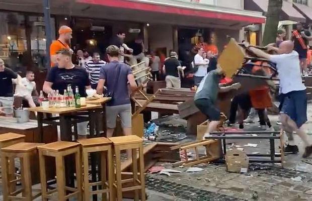 Incidente șocante înainte de Olanda - Anglia » I-au luat pe sus pe englezii de la terasele din Dortmund, au zburat pumni și scaune!