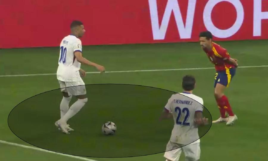 Marcajul deficitar al lui Navas îi lasă lui Mbappe spațiu de a centra și mai ales timp de a găsi soluția optimă. (Wyscout) Spania lui De la Fuente a făcut la acest Euro 2024 ceva nemaivăzut în jur » A venit nota de plată pentru mijlocul lui Didier Deschamps