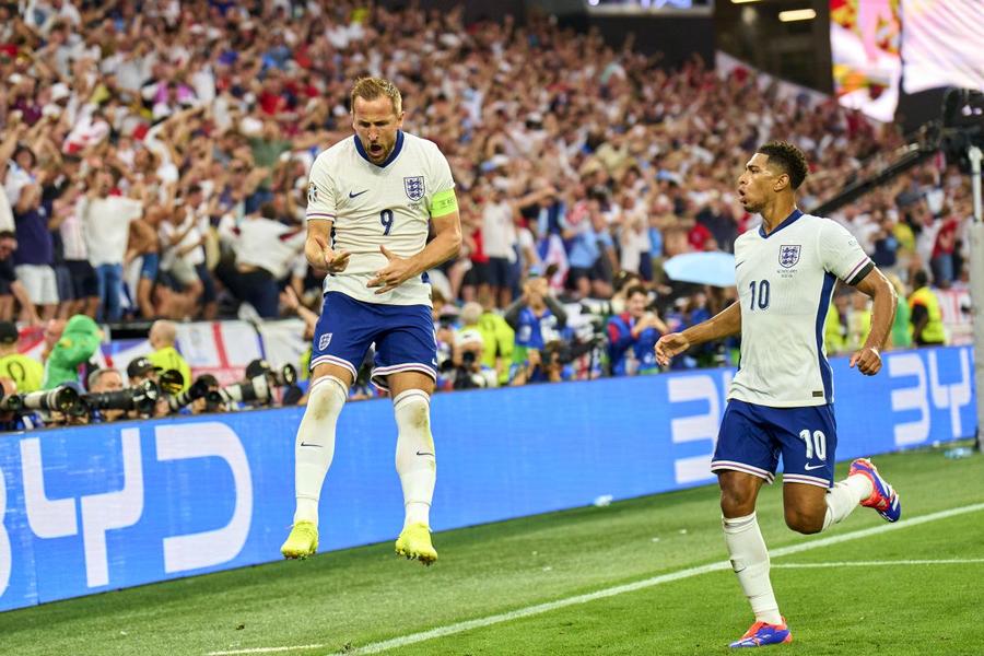 Harry Kane (30 de ani), atacantul celor de la Bayern Munchen, a devenit primul jucător din istoria Campionatelor Europene care înscrie 6 goluri în fazele finale ale competiției. Rugămintea bizară a regelui Charles pentru jucătorii Angliei » Numai Nicolae Ceaușescu a mai avut o idee similară