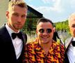 Denis Drăguș și nașul Marius Șumudică, îmbrăcați elegant, cu papion, alături de lăutarul Sandu Măruță