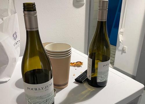 Sticle de vin în vestiarul lui Southgate, la „sfertul” cu Elveția / Foto: Sport Bild