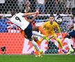 Momentul coliziunii care a provocat penalty-ul: gheata lui Kane se izbește de cea a lui Dumfries