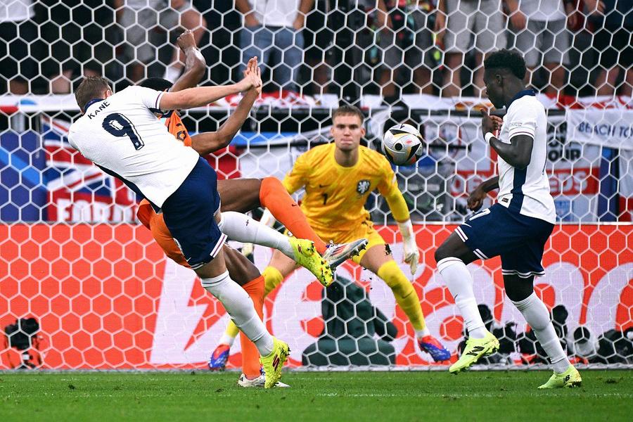 Momentul coliziunii care a provocat penalty-ul: gheata lui Kane se izbește de cea a lui Dumfries Furtună oranj » Van Dijk acuză: „Ați văzut ce a făcut arbitrul după ce a fluierat finalul? Asta vă va oferi o idee despre ce s-a întâmplat azi!”