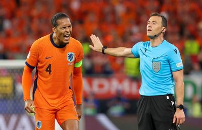 Furtună oranj » Van Dijk acuză: „Ați văzut ce a făcut arbitrul după ce a fluierat finalul? Asta vă va oferi o idee despre ce s-a întâmplat azi!”