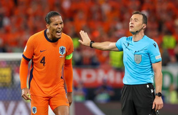 Furtună oranj » Van Dijk acuză: „Ați văzut ce a făcut arbitrul după ce a fluierat finalul? Asta vă va oferi o idee despre ce s-a întâmplat azi!”