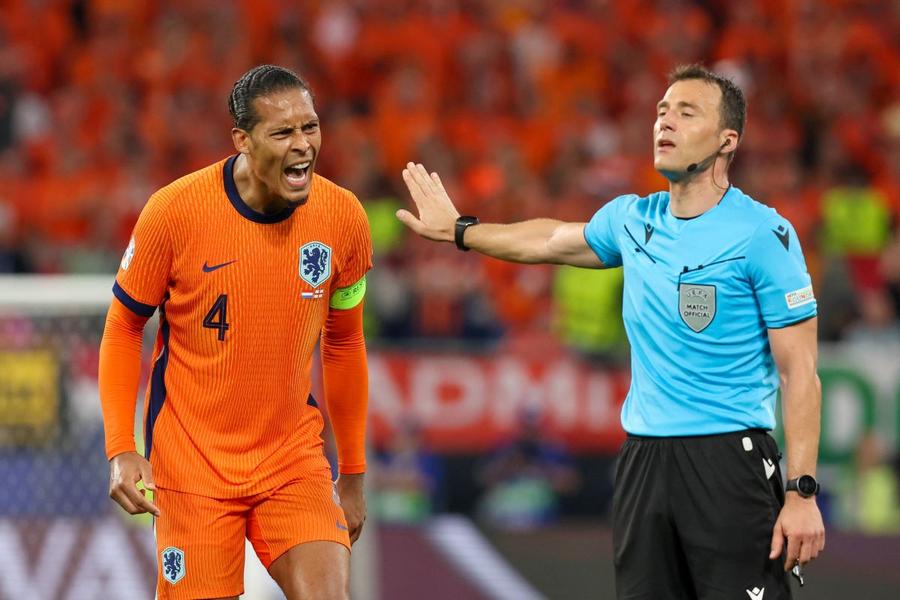 Căpitanul Virgil Van Dijk țipă la Felix Zwayer, după o decizie contra Olandei / Foto: Imago Ronald Koeman, vehement: „VAR-ul distruge fotbalul!”