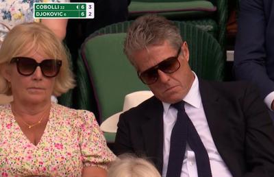 Moment rar la Wimbledon! Deși era situat în spatele Reginei Marii Britanii, Hugh Grant a adormit la meciul lui Djokovic: „Îl poate verifica cineva?”