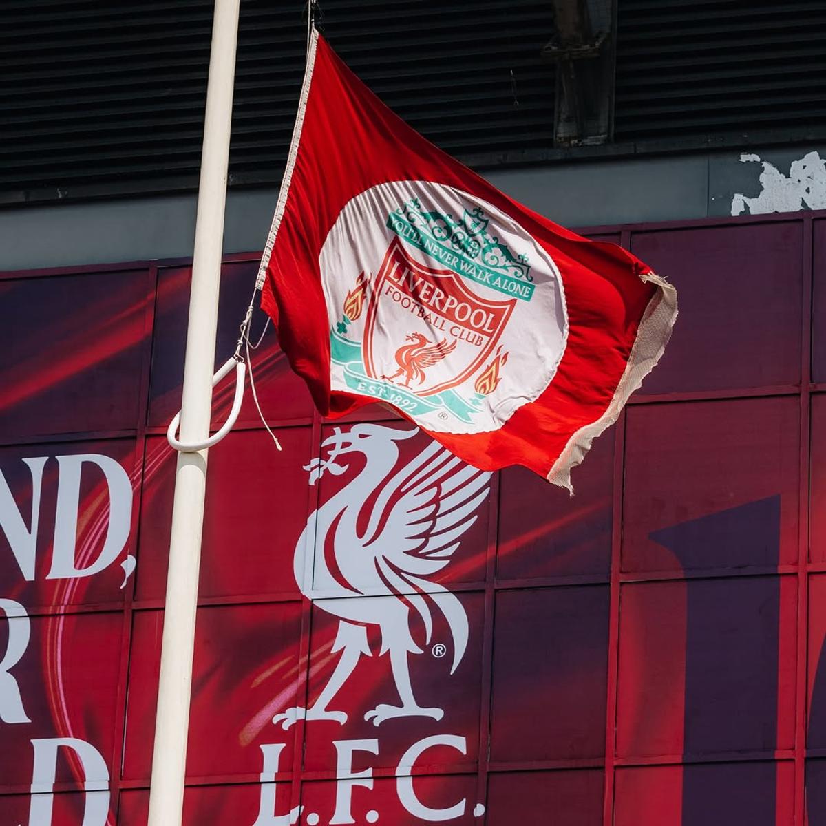 Gest impresionant al lui Everton după decesul lui Diogo Jota » Doi jucători, alături de ambasadorul clubului, l-au omagiat pe Diogo Jota în fața stadionului Anfield