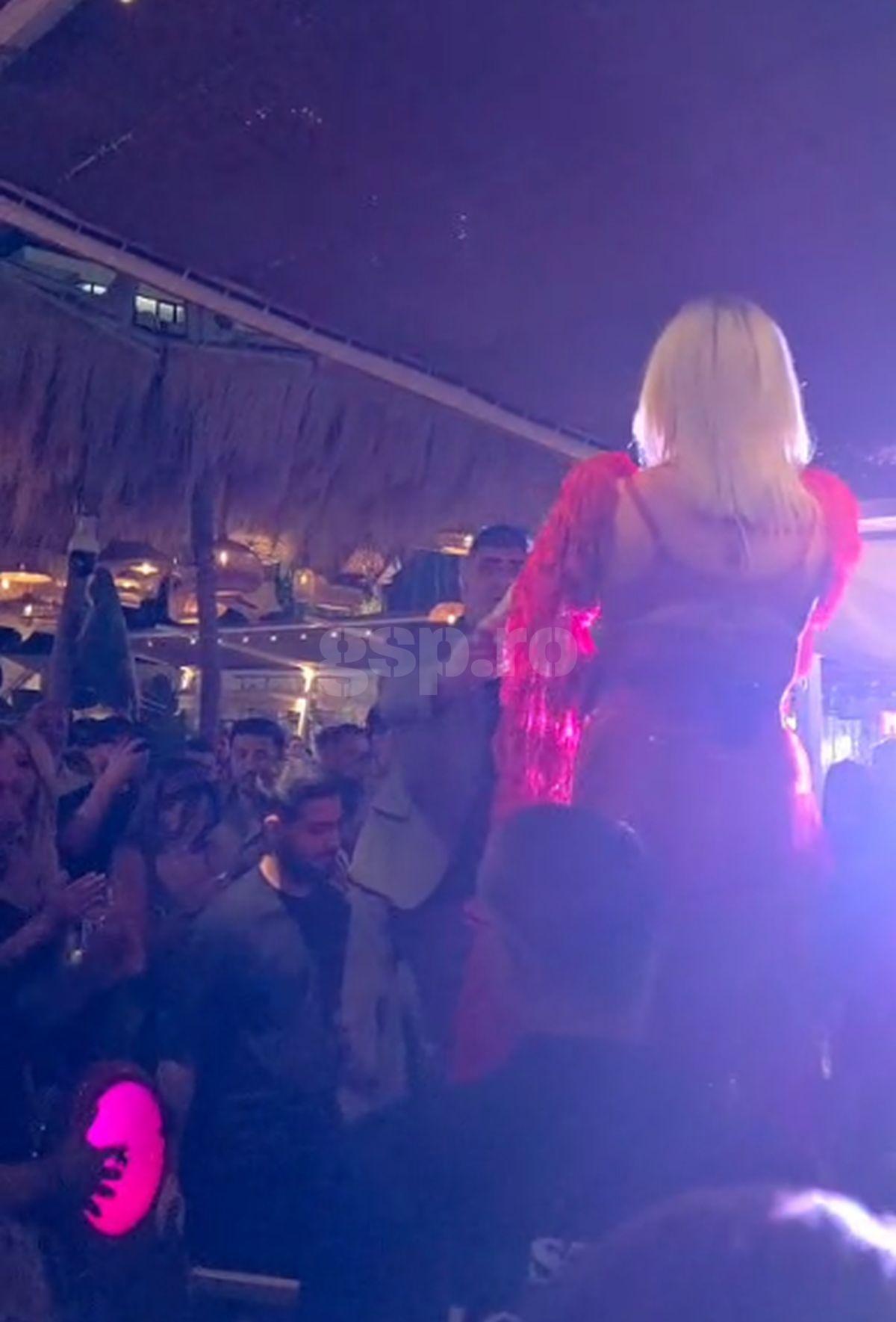 Loredana Groza, show pe mese în fața lui Gică și Ianis Hagi