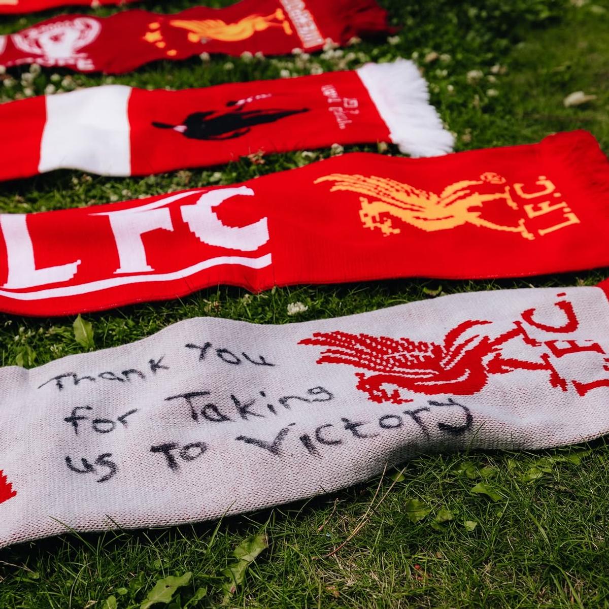 Gest impresionant al lui Everton după decesul lui Diogo Jota » Doi jucători, alături de ambasadorul clubului, l-au omagiat pe Diogo Jota în fața stadionului Anfield