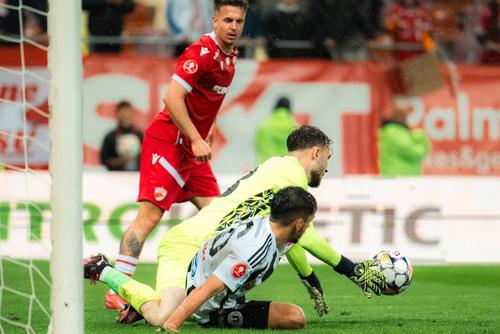 Alexandru Roșca e îngrijorat că nu va fi soluția #1 pentru poarta lui Dinamo. Dar și nemulțumit de diferența de salariu dintre el și Devis Epassy, noul goalkeeper al „câinilor”.