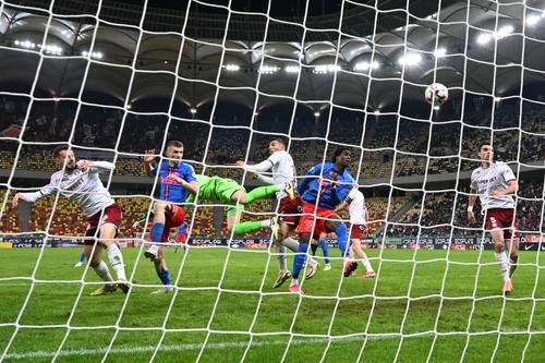 Stelian Stancu, 43 de ani, fost jucător la FCSB, crede că roș-albaștrii ar fi avut nevoie acum de Jordan Gele (32). Francezul mai are contract cu campioana României, dar a fost scos din lot odată cu noua stagiune.
