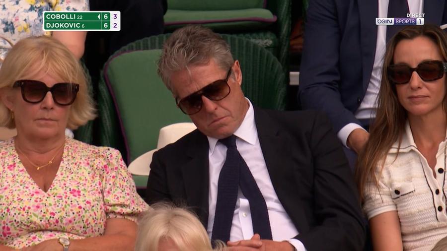 Hugh Grant, adormit în timpul meciului dintre Djokovic și Cobolli de la Wimbledon/Foto: X Moment rar la Wimbledon! Deși era situat în spatele Reginei Marii Britanii, Hugh Grant a adormit la meciul lui Djokovic: „Îl poate verifica cineva?”