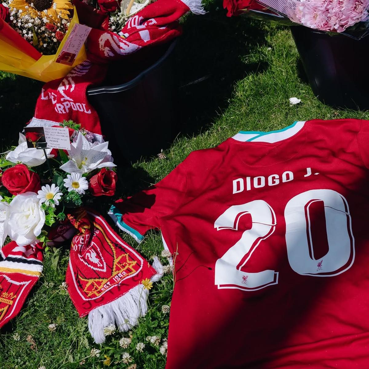 Gest impresionant al lui Everton după decesul lui Diogo Jota » Doi jucători, alături de ambasadorul clubului, l-au omagiat pe Diogo Jota în fața stadionului Anfield
