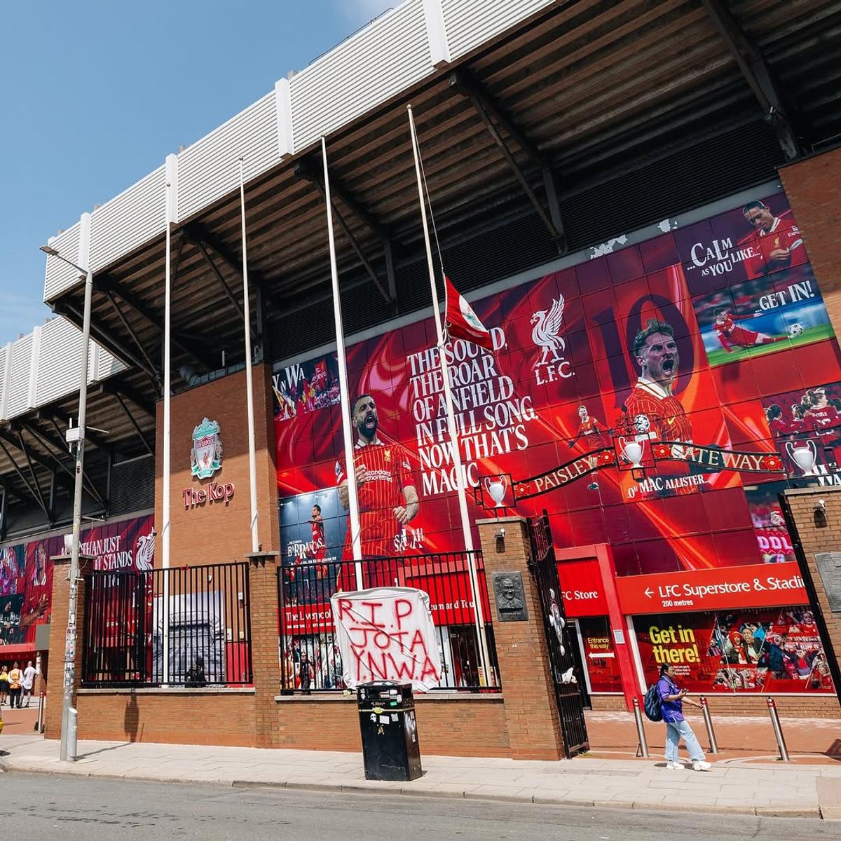 Gest impresionant al lui Everton după decesul lui Diogo Jota » Doi jucători, alături de ambasadorul clubului, l-au omagiat pe Diogo Jota în fața stadionului Anfield