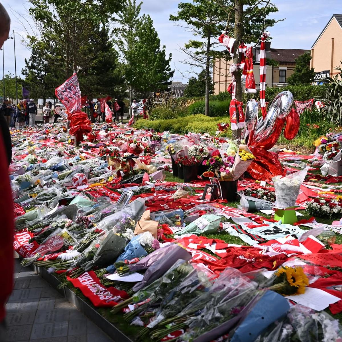Liverpool, în doliu » Fanii și oamenii din fotbal îi aduc un ultim omagiu lui Diogo Jota: imagini înduioșătoare în apropierea Anfield Road