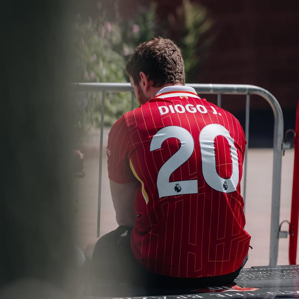Gest impresionant al lui Everton după decesul lui Diogo Jota » Doi jucători, alături de ambasadorul clubului, l-au omagiat pe Diogo Jota în fața stadionului Anfield
