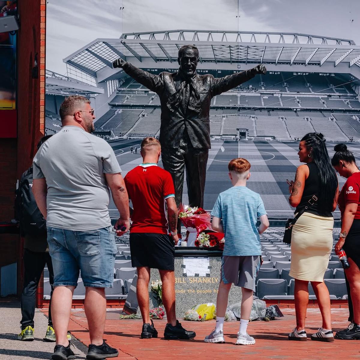 Liverpool, în doliu » Fanii și oamenii din fotbal îi aduc un ultim omagiu lui Diogo Jota: imagini înduioșătoare în apropierea Anfield Road