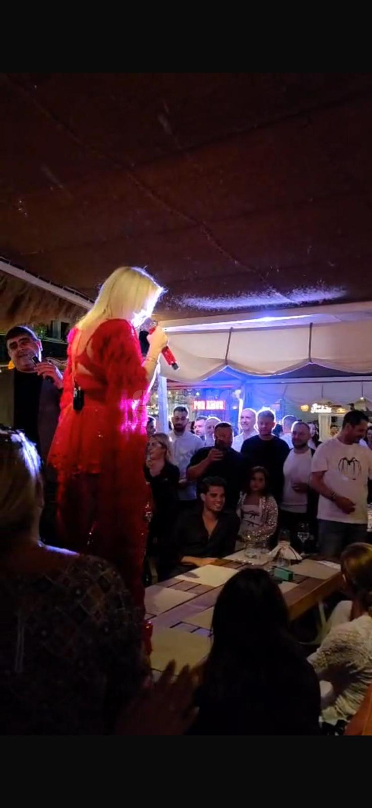 Loredana Groza, show pe mese în fața lui Gică și Ianis Hagi
