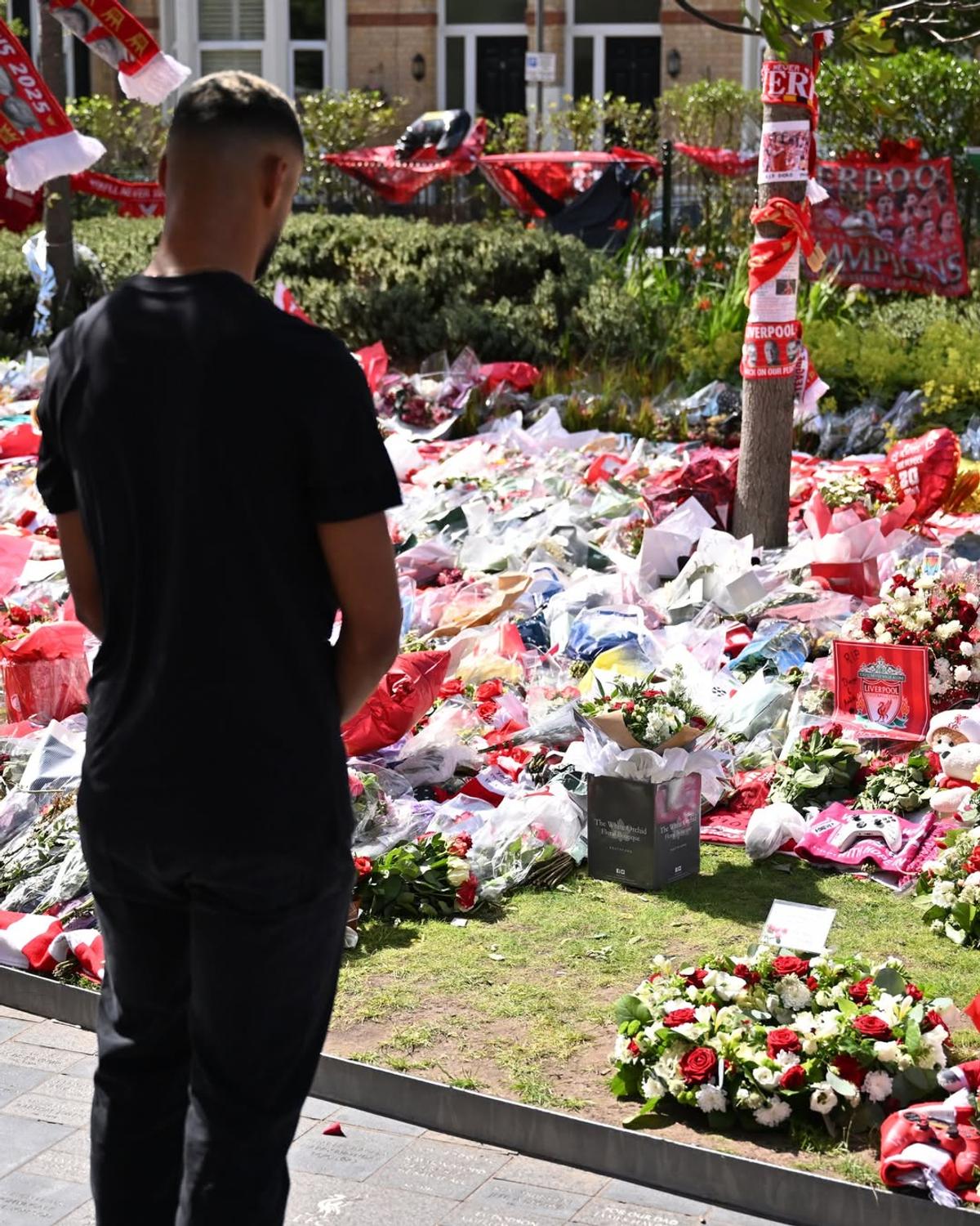 Liverpool, în doliu » Fanii și oamenii din fotbal îi aduc un ultim omagiu lui Diogo Jota: imagini înduioșătoare în apropierea Anfield Road