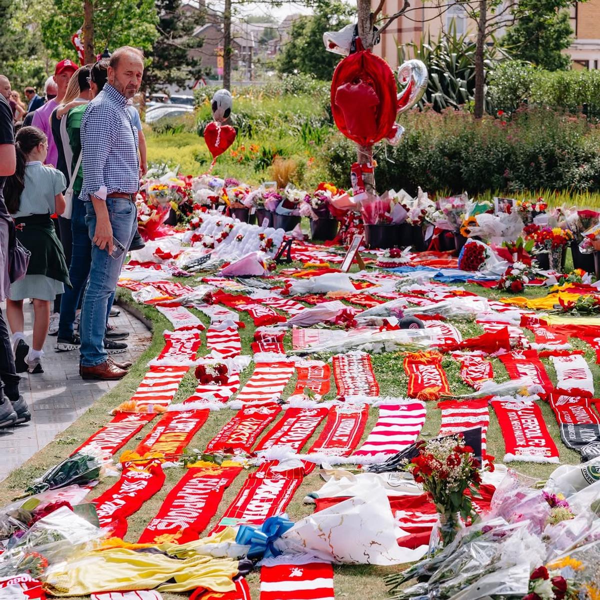 Gest impresionant al lui Everton după decesul lui Diogo Jota » Doi jucători, alături de ambasadorul clubului, l-au omagiat pe Diogo Jota în fața stadionului Anfield