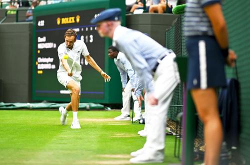 Daniil Medvedev și un arbitru de linie la Wimbledon, foto: Guliver/gettyimages