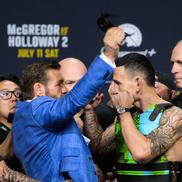 Conor McGregor și Max Holloway au fost despărțiți de agenții de securitate // foto: Imago Images