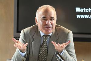 Kasparov îl contrazice pe Collina pe arbitrajul din Argentina - Egipt: „Distorsionare a logicii”