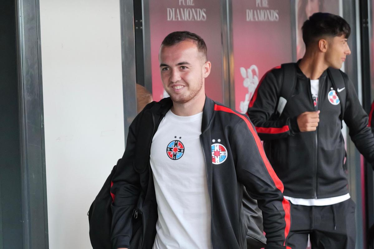 FCSB a revenit în țară » Primire emoționantă pentru Vali Crețu
