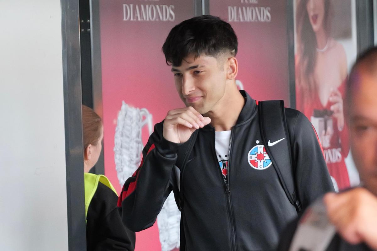FCSB a revenit în țară » Primire emoționantă pentru Vali Crețu