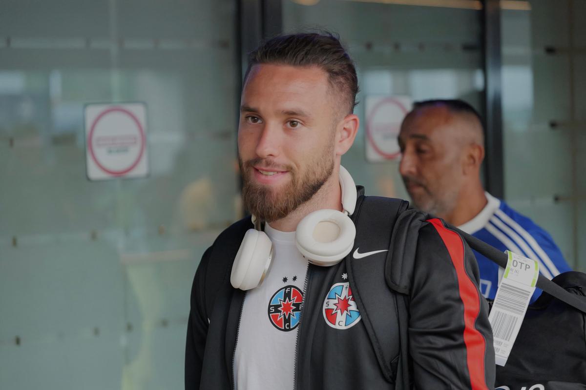FCSB a revenit în țară » Primire emoționantă pentru Vali Crețu