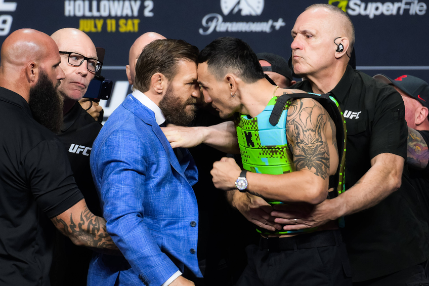 Conor McGregor și Max Holloway au fost despărțiți de agenții de securitate // foto: Imago Images