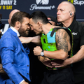 Conor McGregor și Max Holloway au fost despărțiți de agenții de securitate // foto: Imago Images