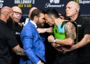 Conor McGregor și adversarul său, la un pas de bătaie înainte să intre în cușcă: securitatea a fost nevoită să-i despartă