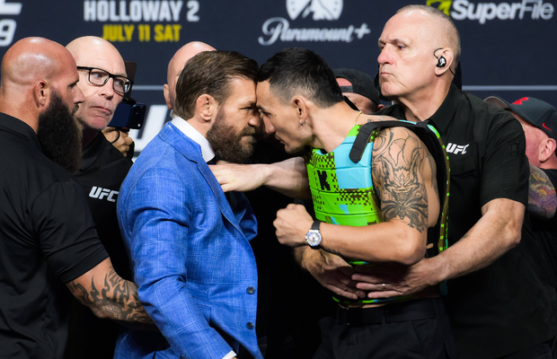 Conor McGregor și adversarul său, la un pas de bătaie înainte să intre în cușcă: securitatea a fost nevoită să-i despartă