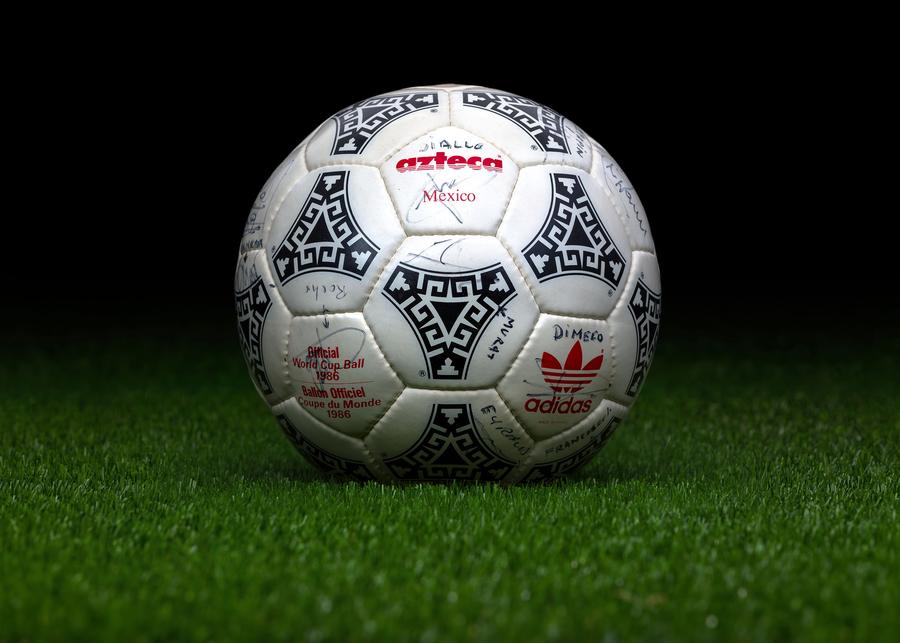 Mingea Adidas Azteca folosită în meciul dintre Argentina și Anglia și care Diego Maradona a marcat ambele goluri Se vinde mingea cu care Diego Maradona a dat „Golul Secolului” » Suma incredibilă de la care începe licitația