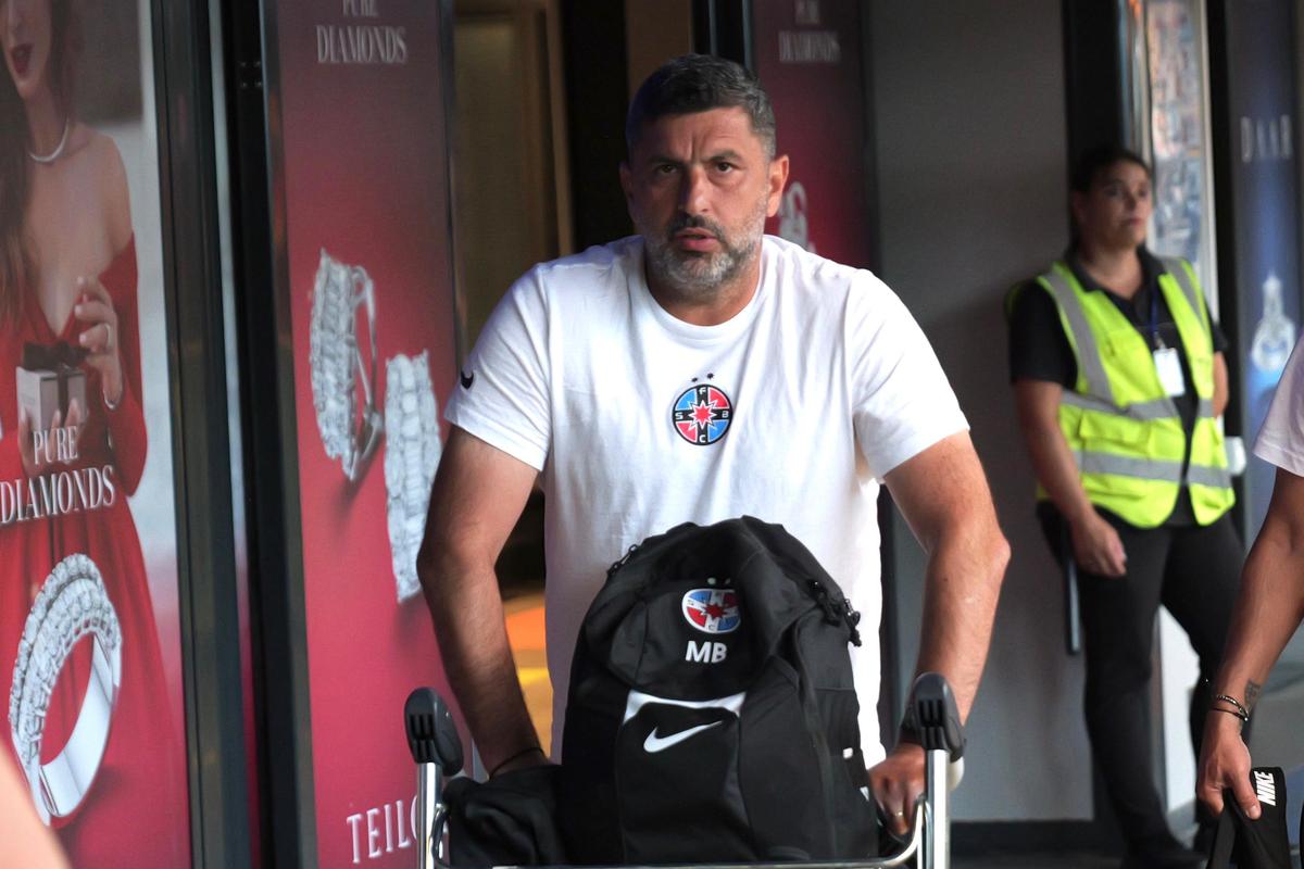 FCSB a revenit în țară » Primire emoționantă pentru Vali Crețu