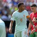 Facundo Tello, aici în dialog cu Kylian Mbappe // foto: Imago Images