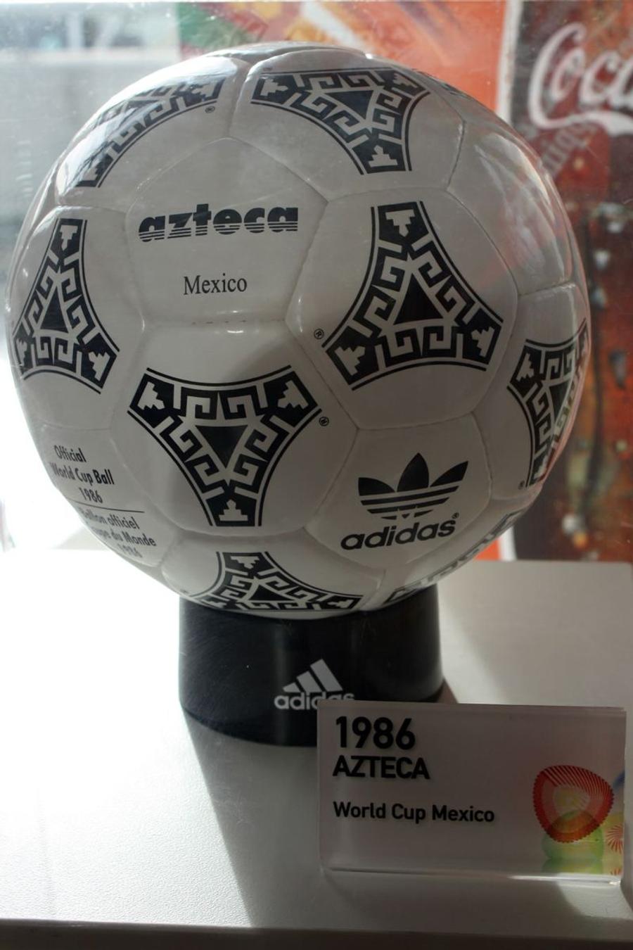 Mingea Adidas Azteca folosită în meciul dintre Argentina și Anglia și care Diego Maradona a marcat ambele goluri Se vinde mingea cu care Diego Maradona a dat „Golul Secolului” » Suma incredibilă de la care începe licitația