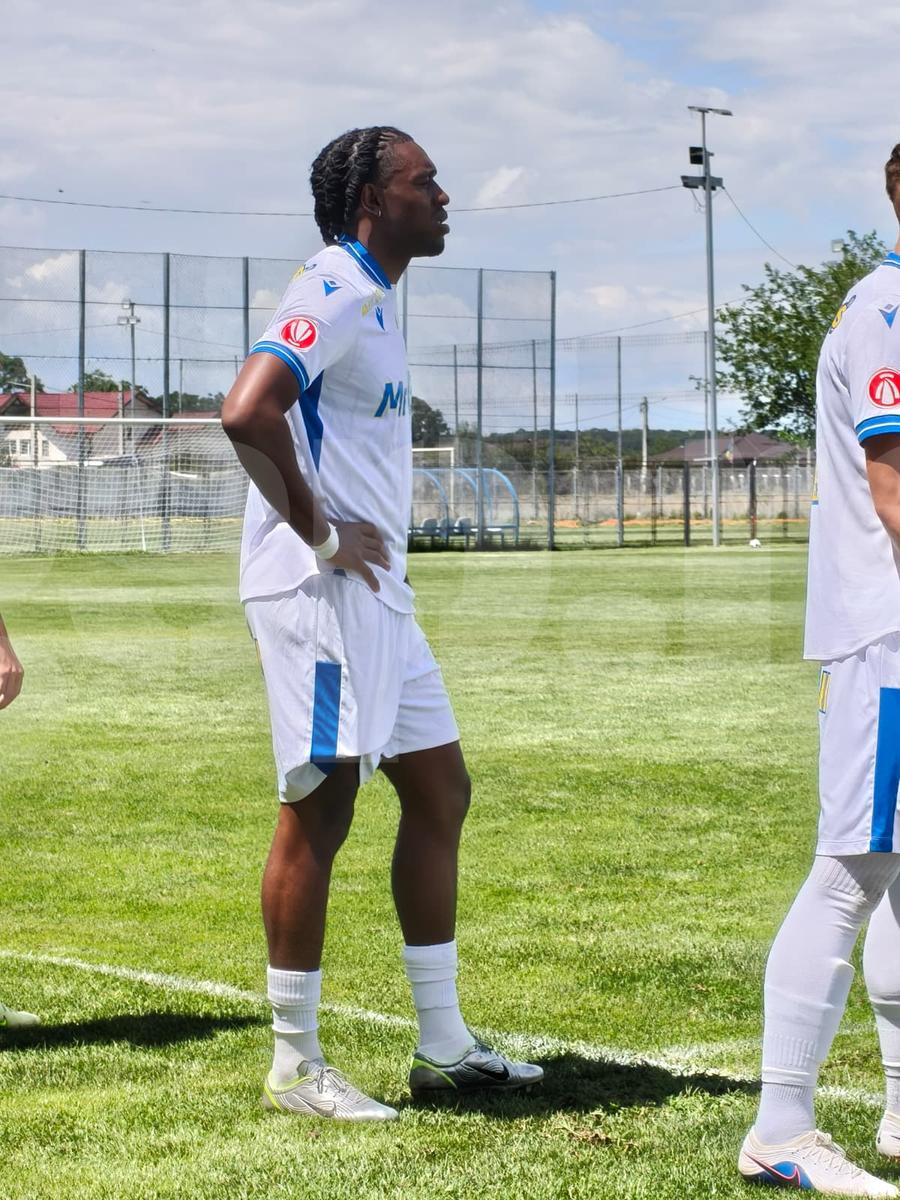 Dan Nlundulu și-a făcut azi debutul la Petrolul, în mitanul secund al amicalului cu ASA Tg. Mureș. Foto: GSP Petrolul sfidează insolvența: contractul care sparge toate plafoanele pentru atacantul de Premier League! » Salariu de vedetă și clauză de eliberare cu procent pentru jucător