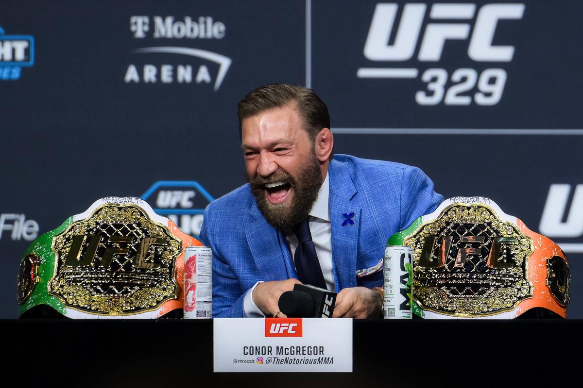 Conor McGregor și Max Holloway au fost despărțiți de agenții de securitate