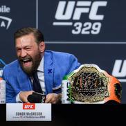 Conor McGregor și Max Holloway au fost despărțiți de agenții de securitate // foto: Imago Images