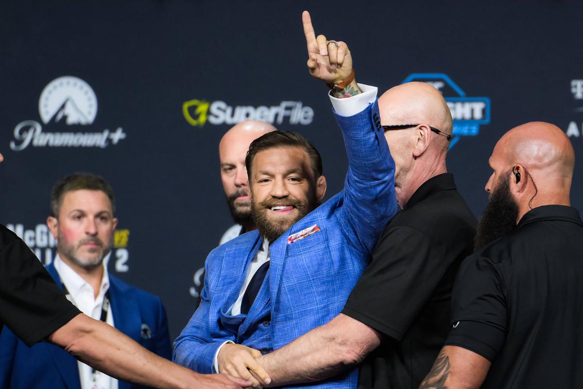 Conor McGregor și Max Holloway au fost despărțiți de agenții de securitate