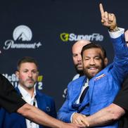 Conor McGregor și Max Holloway au fost despărțiți de agenții de securitate // foto: Imago Images