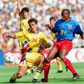 Gică Mihali în duel cu Tino Asprilla în România - Columbia (3-1)
