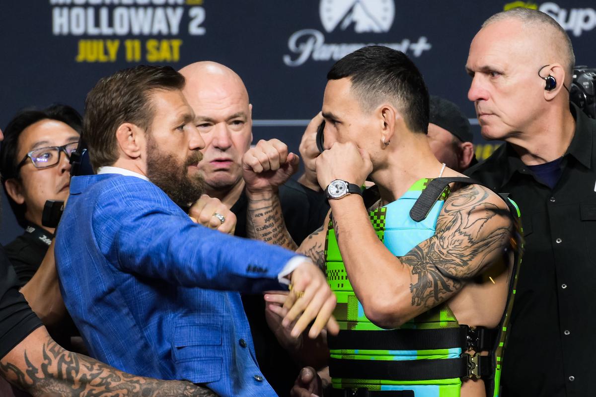 Conor McGregor și adversarul său, la un pas de bătaie înainte să intre în cușcă: securitatea a fost nevoită să-i despartă