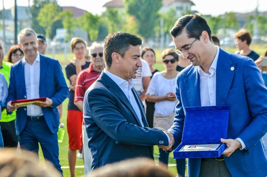 Mihai Chirica și Răzvan Burleanu POLI IAȘI - DINAMO 2-0 // VIDEO EXCLUSIV Mihai Chirica, primarul Iașiului, îi avertizează pe dinamoviști: „I-aș îndemna să se ferească de el, pot găsi pe cineva mai puternic”